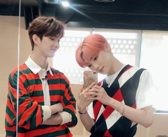 wait, i forgot to include this, that one time im sure that he actually smol but then just realized he bend his neck and...