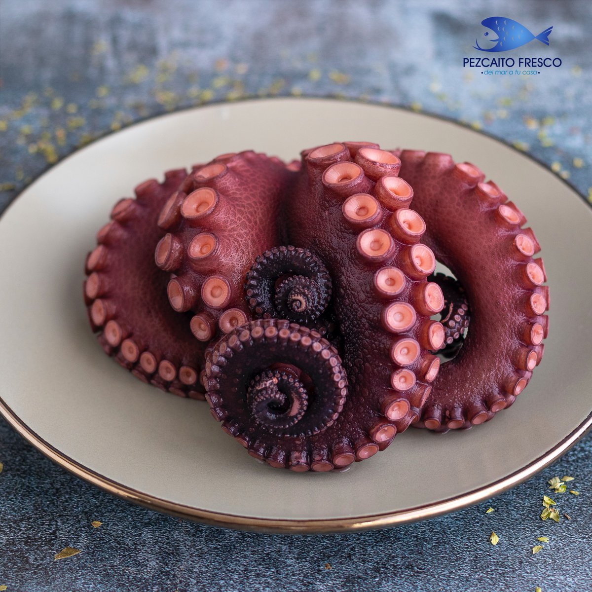 Para cocinar bien el pulpo, debemos esperar a que el agua hierva y meterlo y sacarlo tres veces.
Después lo dejaremos cocer durante unos 20 minutos, si es de 1 kg.

¿Preparado para cocinar tu propio pulpo? 
Visita nuestra web y conoce nuestros productos pezcaitofresco.com