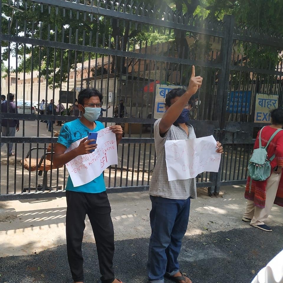 Sumit_Katariaa's tweet photo. @SfiDelhi @sfijnuunit @sfiduspeaks @SFI_CEC @SfiZhdc @hinducollegesfi @RamjasSfi @sfidusouth @miranda_sfi @ip_sfi @JmiSfi We Protested and submitted the Memorandum to MHRD UGC and Other concerned authorities but still no reply or decision in favour of students.

Struggle will continue! ✊🏻

#CancelPendingExams 
#WithdrawUGCGuidelines https://t.co/W3tog8GsA7