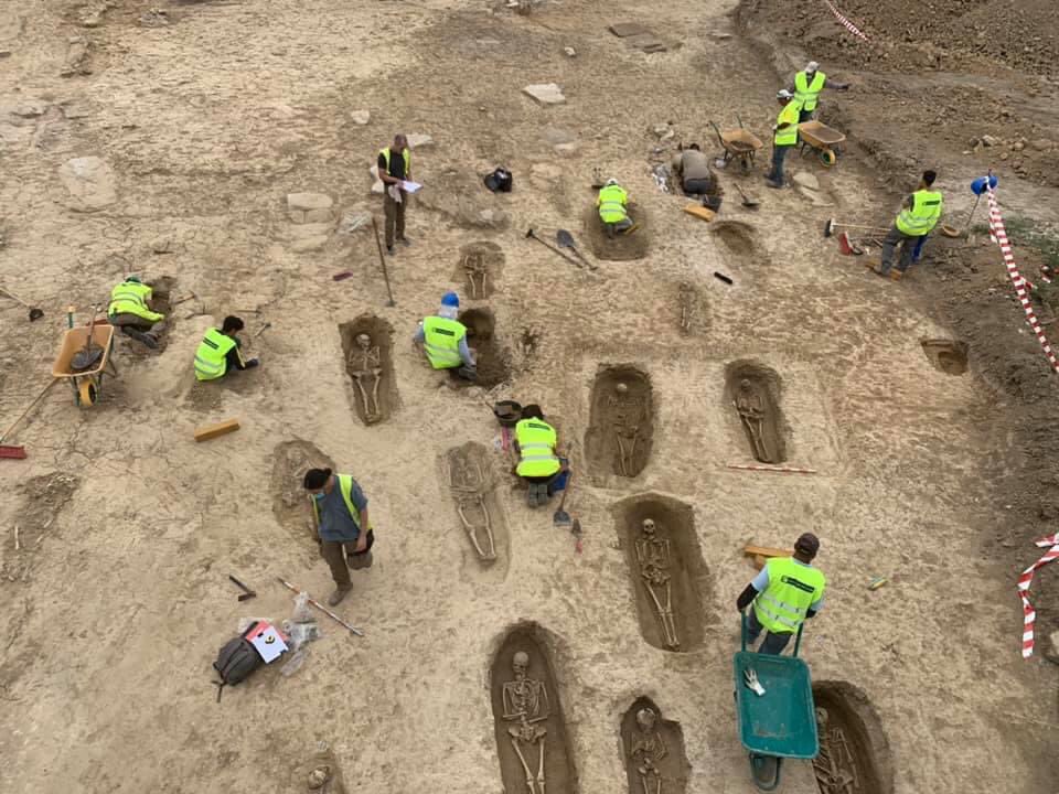 Las obras de la autovía A-12 entre La Rioja y Burgos, en el municipio de Grañón, se interrumpen por un increíble hallazgo arqueológico, una necrópolis que los expertos sitúan en el s. VI o VII, en época visigoda. ¡Increíbles las imágenes <a href="/felixcaperos/">Félix Caperos 🎯</a> !nuevecuatrouno.com/2020/07/28/las…