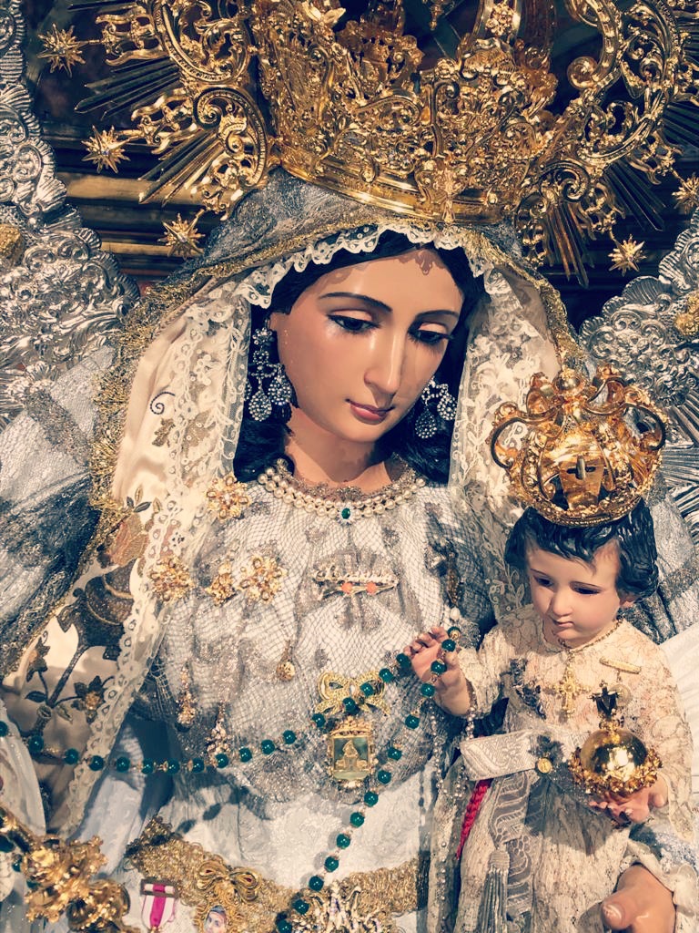 LaCruzde_Arriba's tweet photo. II ANIVERSARIO DE LA CORONACIÓN LITÚRGICA DE MARÍA SANTÍSIMA DEL ROSARIO DE AZNALCÓLLAR

La Virgen amanece hoy vestida de blanco y luciendo todos sus atributos de reina, además de la multitud de joyas que aquel julio de 2018 recibió de sus hijos a modo de ofrendas particulares. https://t.co/DwRifTicD7