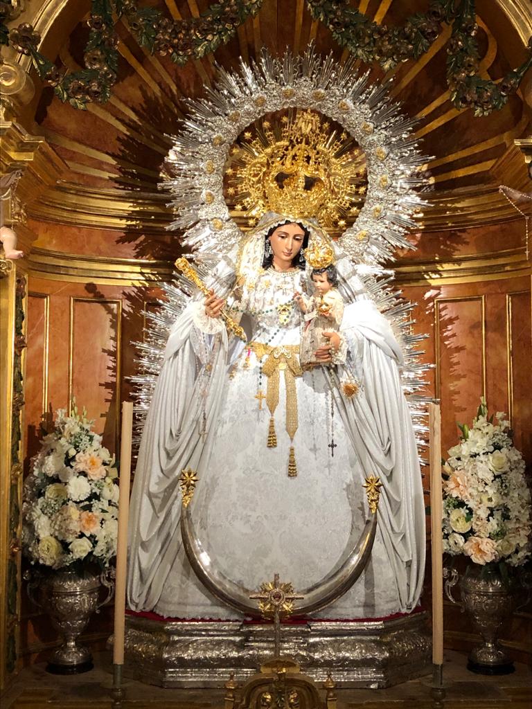 LaCruzde_Arriba's tweet photo. II ANIVERSARIO DE LA CORONACIÓN LITÚRGICA DE MARÍA SANTÍSIMA DEL ROSARIO DE AZNALCÓLLAR

La Virgen amanece hoy vestida de blanco y luciendo todos sus atributos de reina, además de la multitud de joyas que aquel julio de 2018 recibió de sus hijos a modo de ofrendas particulares. https://t.co/DwRifTicD7
