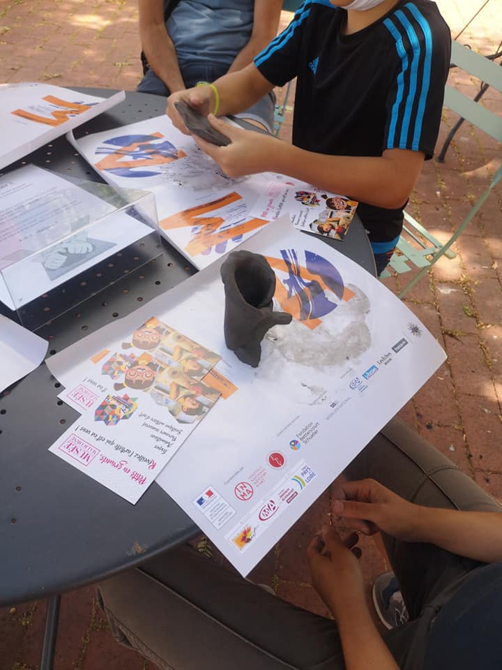 museefaience's tweet photo. Se réinventer pour son public s'est possible. En #sarthe, à #Malicorne, le @museefaience propose cet été: une visite numérique jeune public #escapad 🧐, l'accès gratuit aux jardins LPO avec l'application #birdiememory 🐦 et l'atelier Barbotine pour expérimenter en famille.😍 https://t.co/9j3rchdFCg