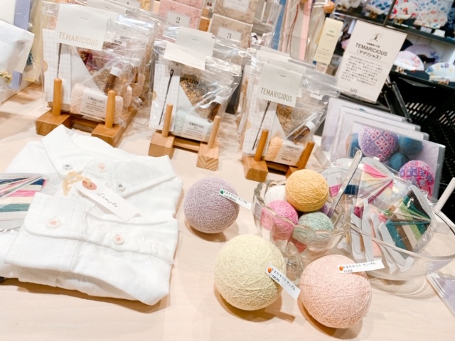 LOFT_SHIBUYA's tweet photo. \伝統模様の手毬/
👉#TEMARICIOUS
#テマリシャス は
「コミュニケーション」を
テーマに掲げる、
#草木染め と #手まり のブランド😌
手まりは丸いことから
丸く収まる/うまく転がる/弾む
などの意味をかけ、
人に贈られるものでした。
丸い手まりで
気持ちを伝えてみませんか💌☺️
#日本の夏
◇1階 https://t.co/R4jLUQRuGg