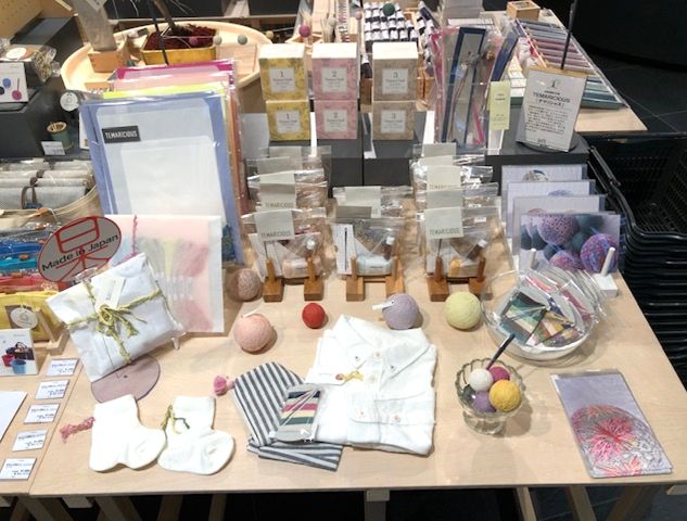 LOFT_SHIBUYA's tweet photo. \伝統模様の手毬/
👉#TEMARICIOUS
#テマリシャス は
「コミュニケーション」を
テーマに掲げる、
#草木染め と #手まり のブランド😌
手まりは丸いことから
丸く収まる/うまく転がる/弾む
などの意味をかけ、
人に贈られるものでした。
丸い手まりで
気持ちを伝えてみませんか💌☺️
#日本の夏
◇1階 https://t.co/R4jLUQRuGg