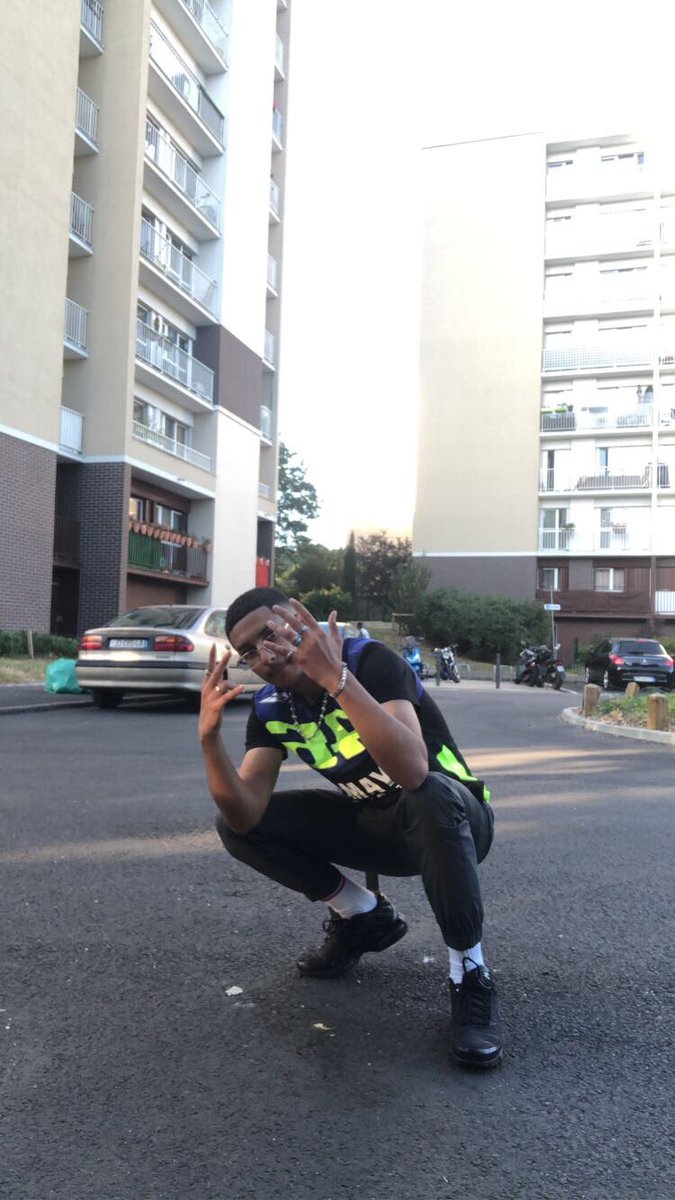 Le_Khal_'s tweet photo. J’arrive japonais comme une nissan juke, J’arrive Américain comme une ford Escape https://t.co/1IQ9JbBjez