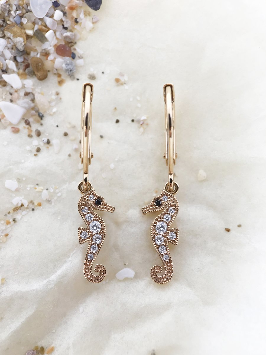 Slip on your little summer dress, put on your plaited sandals, catch your wicker basket and… pick up your lucky-charm from the Seahorse collection ! 
stoneparis.com
#stoneparis #finejewelry #earrings #gold #diamond #jotd #jewels #jewelry #jewelryaddict #jewelrydesigner