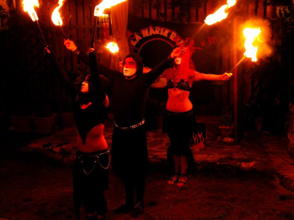 mediocudeyored's tweet photo. ¡Últimas entradas! INVITACIONES GRATUITAS PREVIA RESERVA para el espectáculo nocturno de fuego "Guardianes del Sur" de @La_Nariz_Roja :  942 522 685 - centrocultural@mediocudeyo.es 

Aforo muy limitado. 
20:30 apertura de puertas. 21:00 Espectáculo. Finca Marqués de Valdecilla. https://t.co/SpfrFR8RFh