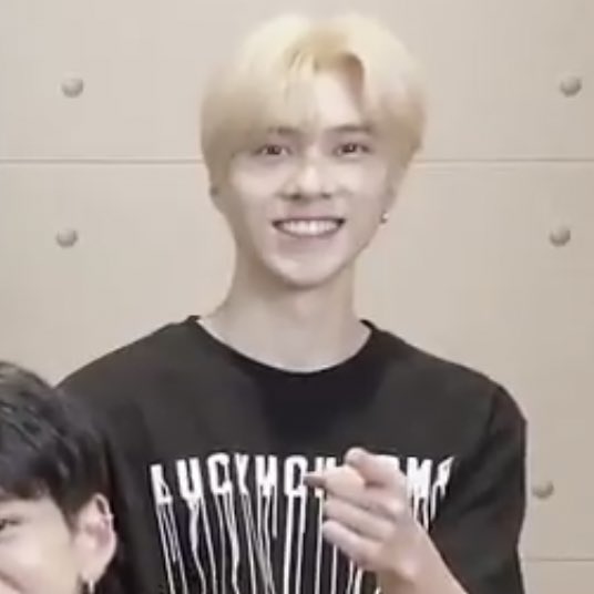 เมื่อคืนกุชงเซียวเฮนแบบเข้มข้นมากอิเหี้ย น้องเฮนใส่เสื้อกับกระเป๋าเซียวจวิ้น แฟนแน่นอน ที่ไหนได้เปล่าค่ะเซียวจวิ้นใส่ของตัวเอง สไลด์ไปเก็บเศษหน้าแทบไม่ทัน กุจะร้องไห้ ใครจะรับผิดชอบหัวใจกุ!!!!!!