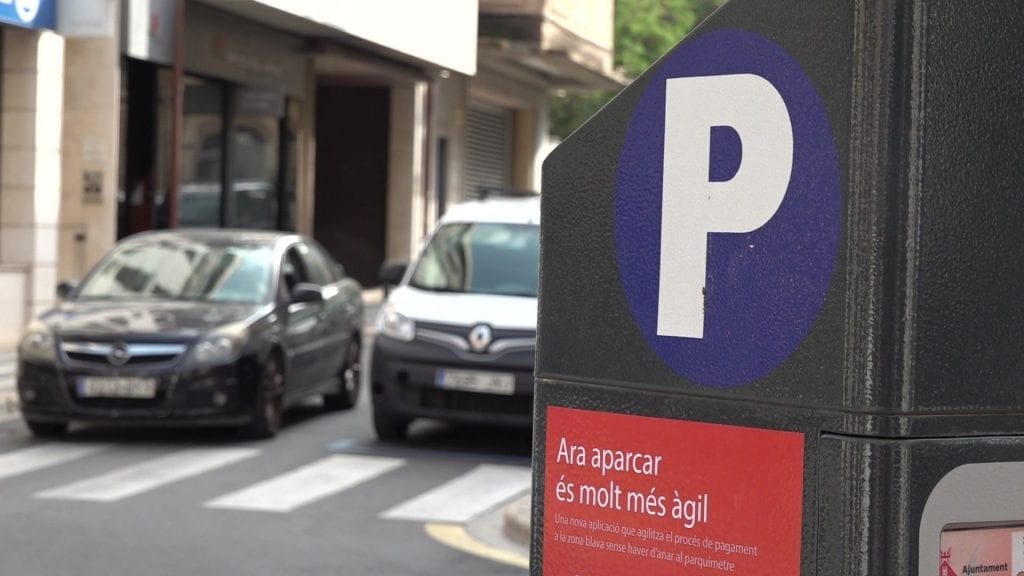 Tortosa's tweet photo. Dilluns comença la gratuïtat de la primera hora de zona blava a #Tortosa. La mesura, que pretén dinamitzar el comerç, serà vigent del 3 d'agost al 3 de febrer i s'aplicarà al primer tiquet diari fent servir l'APP Aparcar Tortosa.

📲 Més informació: https://t.co/BjZTnGU9KR https://t.co/D1wUcyjOl5