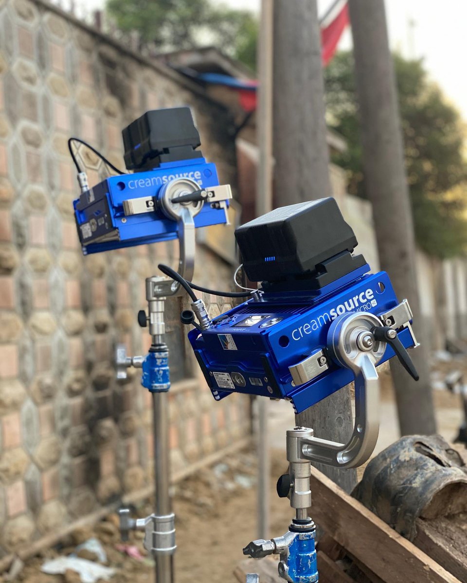 Creamsourceled's tweet photo. When you can't plug it in, put a battery pack on and off you go
#creamsourcemicro on location
.
Standing by~~ as always!! #creamsource
📷 @jenlightingcompany
#creamteam💙#bts #cinematography #gaffers #filmmaker #filmlight #gafferlife #directorofphotgraphy #filmmaking https://t.co/jk9KXAEGOA