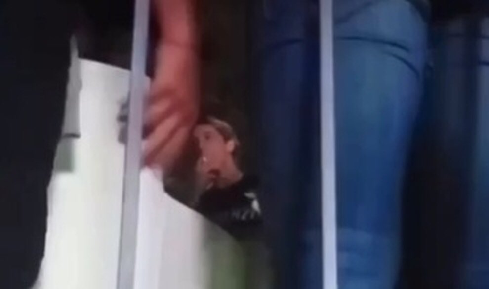 Porrenzo's tweet photo. foto scattata da un tale “er brasato de bresaola” solo per creare polemiche sterili. Lasciate stare questo 21enne, futuro del calcio. #primapagina https://t.co/JrgelnSmRw