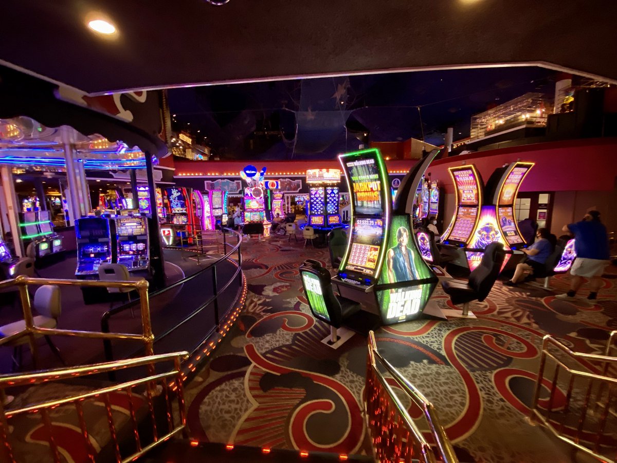  @CircusVegas. Live table games are open, weekend only. – bei  Circus Circus Hotel & Casino