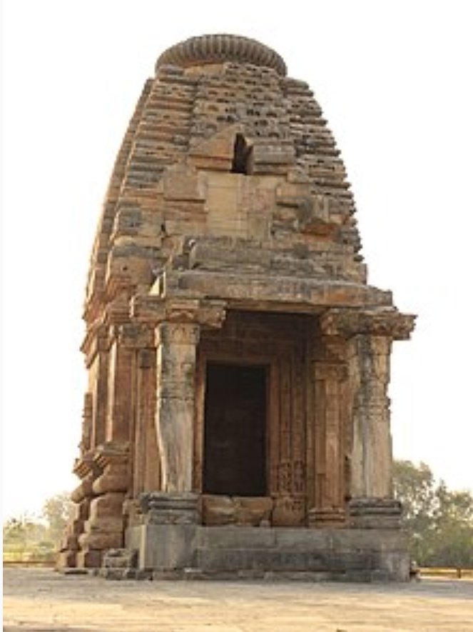 The Khed-Roda Group of Temples These temples (dated 8th-9th century) were built during Gurjara-Pratihara or Rashtrakuta period. We can see the ruins of only 6 temples at the site, as the 7th is now on papers only. All these temples are east facing.~ Shiva & Ganesha Temples