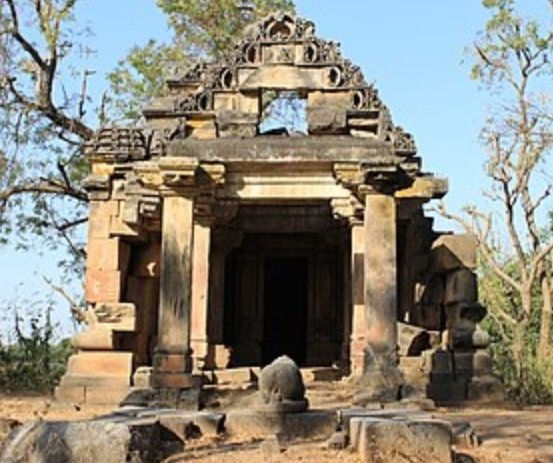 The Khed-Roda Group of Temples These temples (dated 8th-9th century) were built during Gurjara-Pratihara or Rashtrakuta period. We can see the ruins of only 6 temples at the site, as the 7th is now on papers only. All these temples are east facing.~ Shiva & Ganesha Temples
