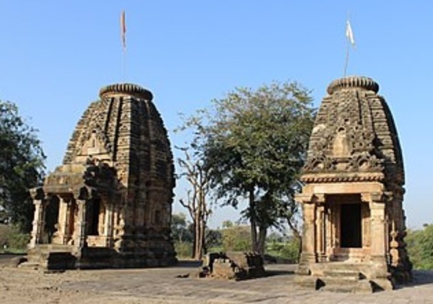 It was a group of total 7 temples. It also include a reservoir (Kund) and a stepwell. They are located between Raisingpura (Roda) and Khed Chandarani villages, 18 km from Himmatnagar in Sabarkantha district of Gujarat, India. ~ Vishnu Temple & Navagraha Temple