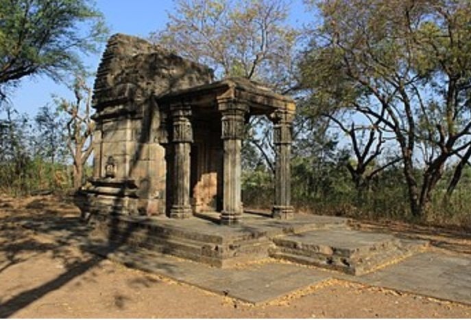 It was a group of total 7 temples. It also include a reservoir (Kund) and a stepwell. They are located between Raisingpura (Roda) and Khed Chandarani villages, 18 km from Himmatnagar in Sabarkantha district of Gujarat, India. ~ Vishnu Temple & Navagraha Temple