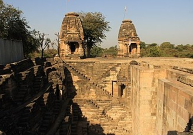 It is located on the bank of the seasonal stream which merges Hathmati river downstream.In Pakshi Temple there is no idol, but beautiful carvings of birds can be seen.There were also lost shrines dedicated to goddess and Surya Dev.Pakshi Temple & Ladushah kund
