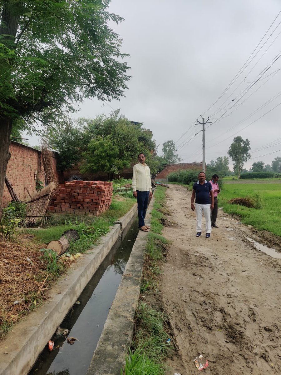 DoprupMainpuri's tweet photo. @VipiN_KumaR_ObC @DmMainpuri @Bhupendraupbjp @mpiigrscell @mpicdonagendra @uppwdofficial @myogioffice @LMainpuri @UMESHKU45157393 @SunilKu16018450 @Mukesh96489099k @Mukeshkumarsul1 @OBCARMYCHIEF @DMMainpuriMBS @Dhirend26050916 @Jitendrajeetul1 @rahul01shakya ग्राम जोगपुर पोस्ट  का सहायक विकास अधिकारी पंचायत द्वारा आज दिनांक 29-7-2020को  निरिक्षण किया गया शिकायत मे जो जल भराव की फोटो डाली गयी है एक वर्ष पुरानी है जबकि वर्तमान मे उस स्थल पर प्रधान द्वारा नाली निर्माण करवा कर मिट्टी डलबा दी गयी ह @Bhupendraupbjp https://t.co/hkd1aO11fH