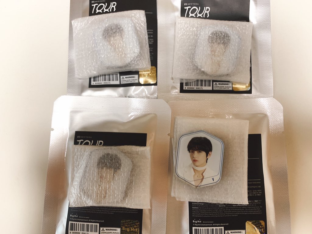 07bts_mm's tweet photo. BTS MOS 交換 ラッキードロー 

求 ジミン優先、ジン、ジョングク 

譲 テヒョン 

フィルム貼ったままです。

心当たりある方リプかDMお願いします🙇‍♂️ https://t.co/mfNWxGhOod