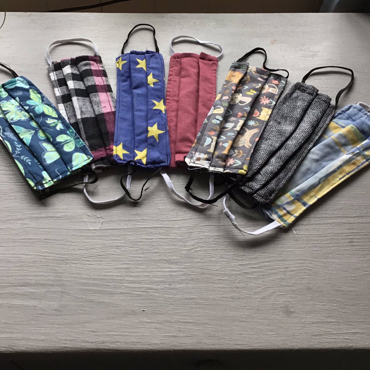 FrauBooka's tweet photo. @chirpy325 @Angel41527796 I made it back in April following an excellent YouTube video, but the material was from an old EU tote bag, so only had enough for one mask ☹️ #wordupdesign @jeancoulson produces EU masks https://t.co/24P99yuV3F