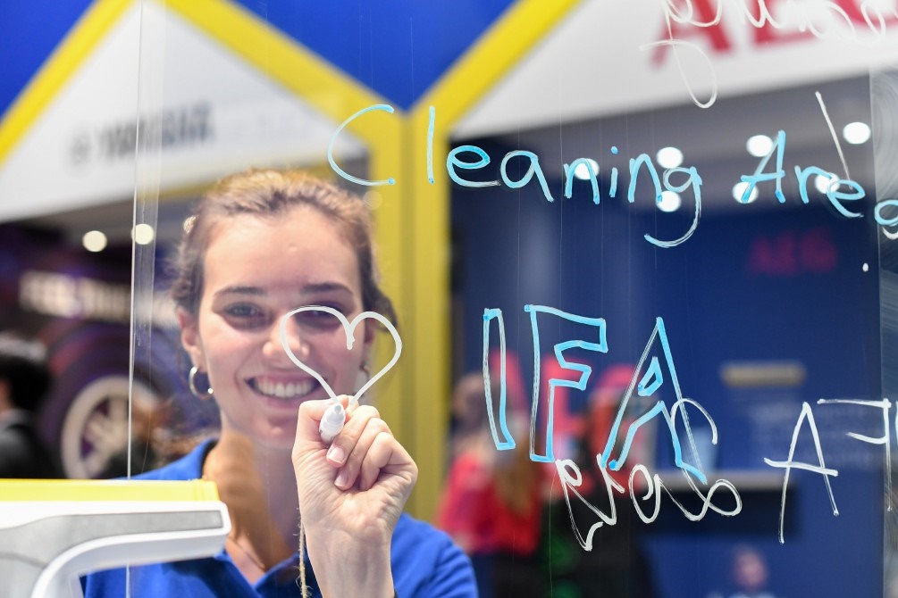 MesseBerlin's tweet photo. In fünf Wochen ist es soweit! Die #IFA20 kommt. Vieles wird in diesem Jahr anders sein. Eines bleibt: Die Begeisterung für Technologie und Innovationen! Natürlich Hochspannung im Team, um allen das bestmögliche Event zu bieten. 🙏 #Eventptofs #TechIsBack https://t.co/XYTNLvxxWW