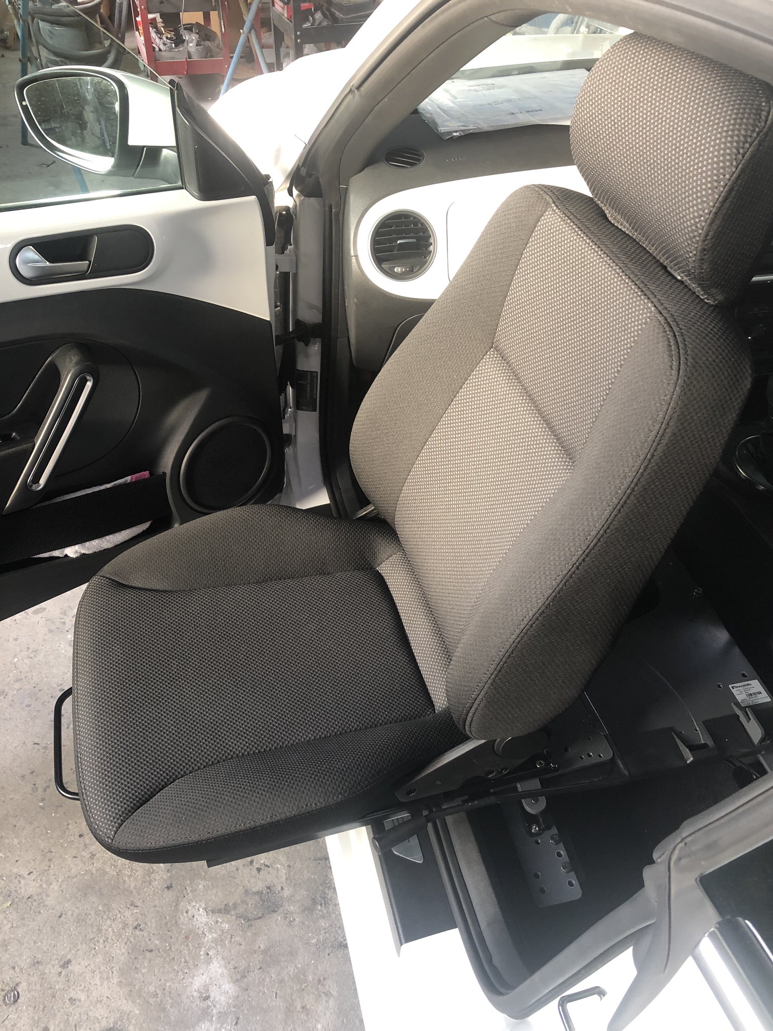 川田自動車 Vw ビートル 回転シート 後付けの回転シートの取り付けです 手動回転で車への移乗のお手伝い 汎用品なので 設定の無いお車に もちろん車検対応で 載せ替えもできるので 安心してお使い下さい ビートル 回転シート 福祉車両改造