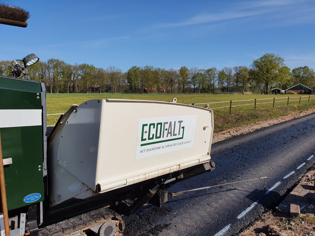 In Twente is dit voorjaar het eerste circulaire fietspad gerealiseerd. Bij de aanleg is #Ecofalt toegepast. Dit asfalt is #biobased (uit biomassa van @twencehengelo) en hoeft niet te worden verhit. Dat scheelt veel #CO2 uitstoot. twente.com/renewable-ener… #RenewableEnergy #biomassa