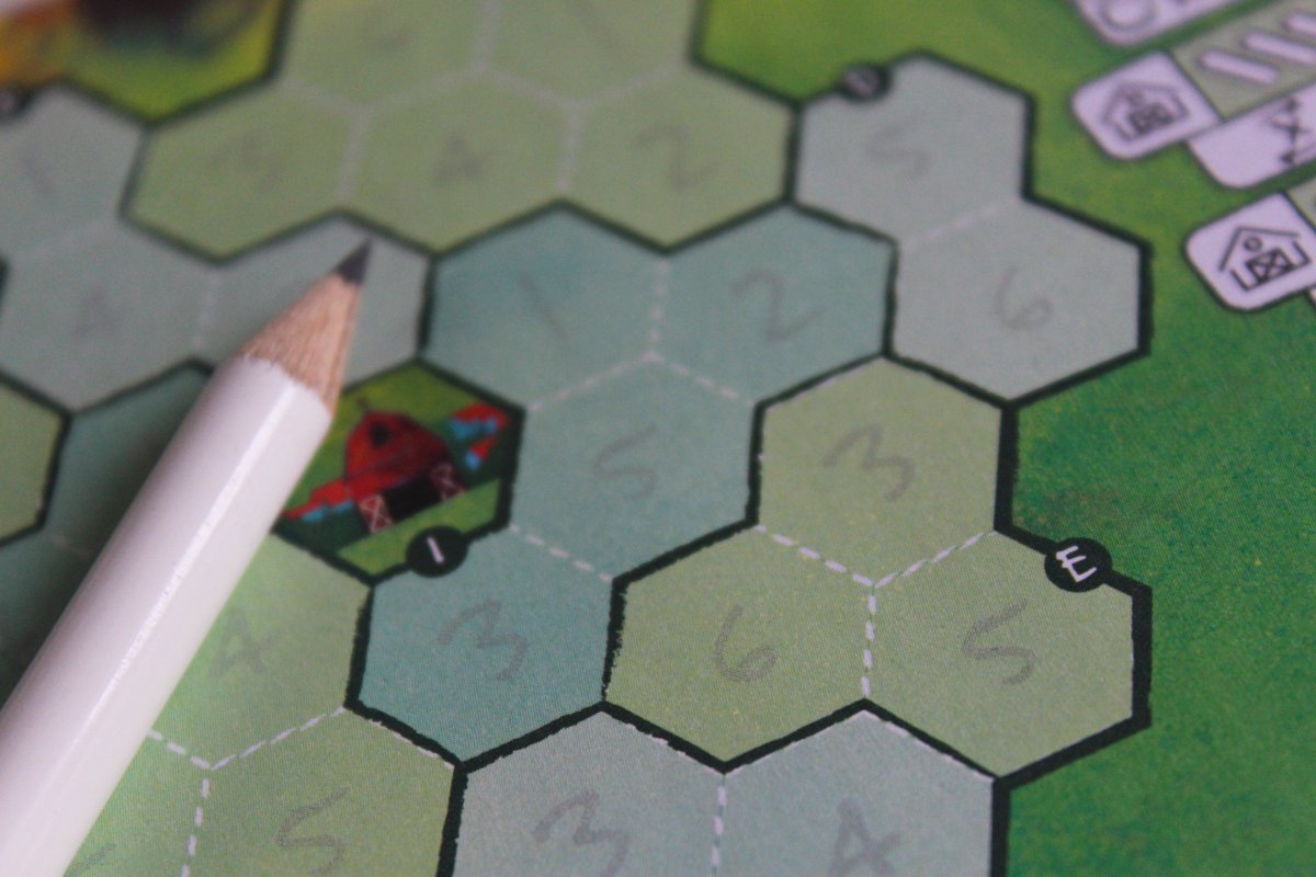 Tcgfactory's tweet photo. -¿A que no puedes hacer un juego con dos dados y un bloc de notas?
-Sujétame la gallina...
#RollingRanch #juegosdemesa #rollandwrite https://t.co/7VJWTN5jhD