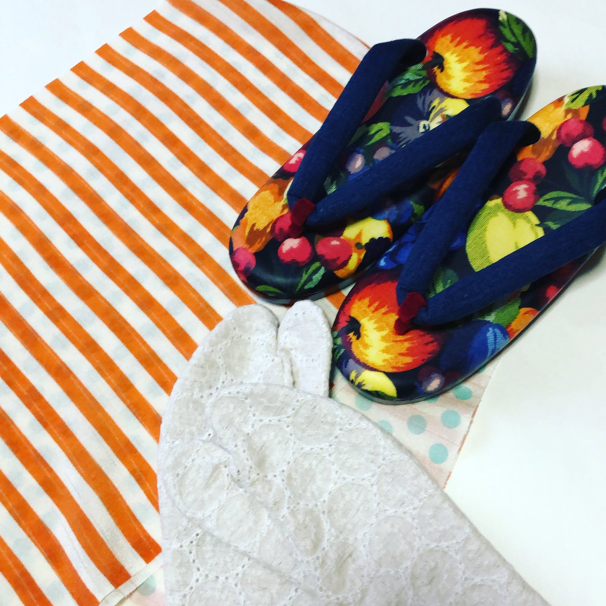 夏！はやっぱり
ビタミンカラーコーデ。

ネットショップからご購入できます！↓
wakomonoharu.shop-pro.jp
#haruぞうりとキモノコモノ屋
#草履#きもの #キモノ#半衿 #足袋#キモノコモノ#オシャレタビ#雨ぞうり#ぞうり#キモノ#着物#ユカタ#雨草履＃遊びゴコロ #楽ちんぞうり#オシャレ#柄タビ#帯揚げ