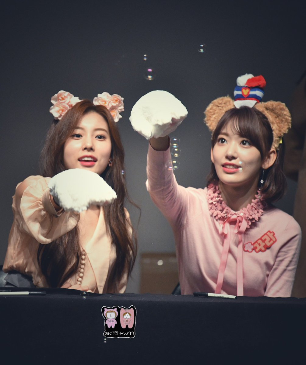 I think every moment of HyeKura is beautiful. I enjoy when they're together and I really love HyeKura. I regret that I didn't share it sooner.I am trying to share as many HyeKura's moments as I have. Thank you for loving the HyeKura's moments I posted.
#Sakumail #혜원메일
#IZONE