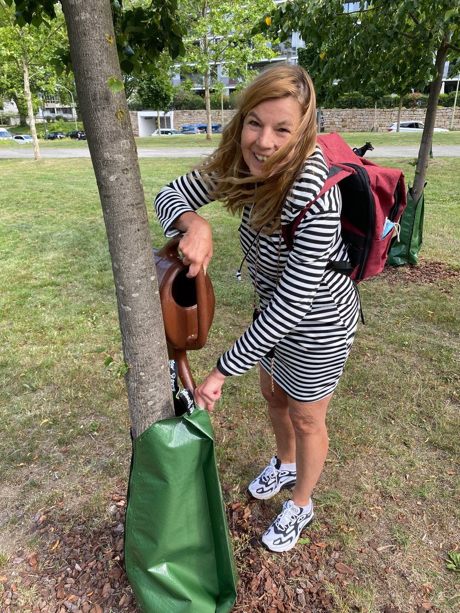 ehrenamtessen's tweet photo. +++ Danke an alle #Engagierten, die am Samstag mitangepackt haben! Wir konnten über 100 #Bäume mit ca. 11.000 Litern Wasser versorgen 🌳🙂 Die Rüttenscheider #Stadtbäume danken es Euch!
#ehrenamtagenturessen #rüttenscheid #parentsforfuture #runderumwelttisch #essenpacktan https://t.co/nwt61By8h6