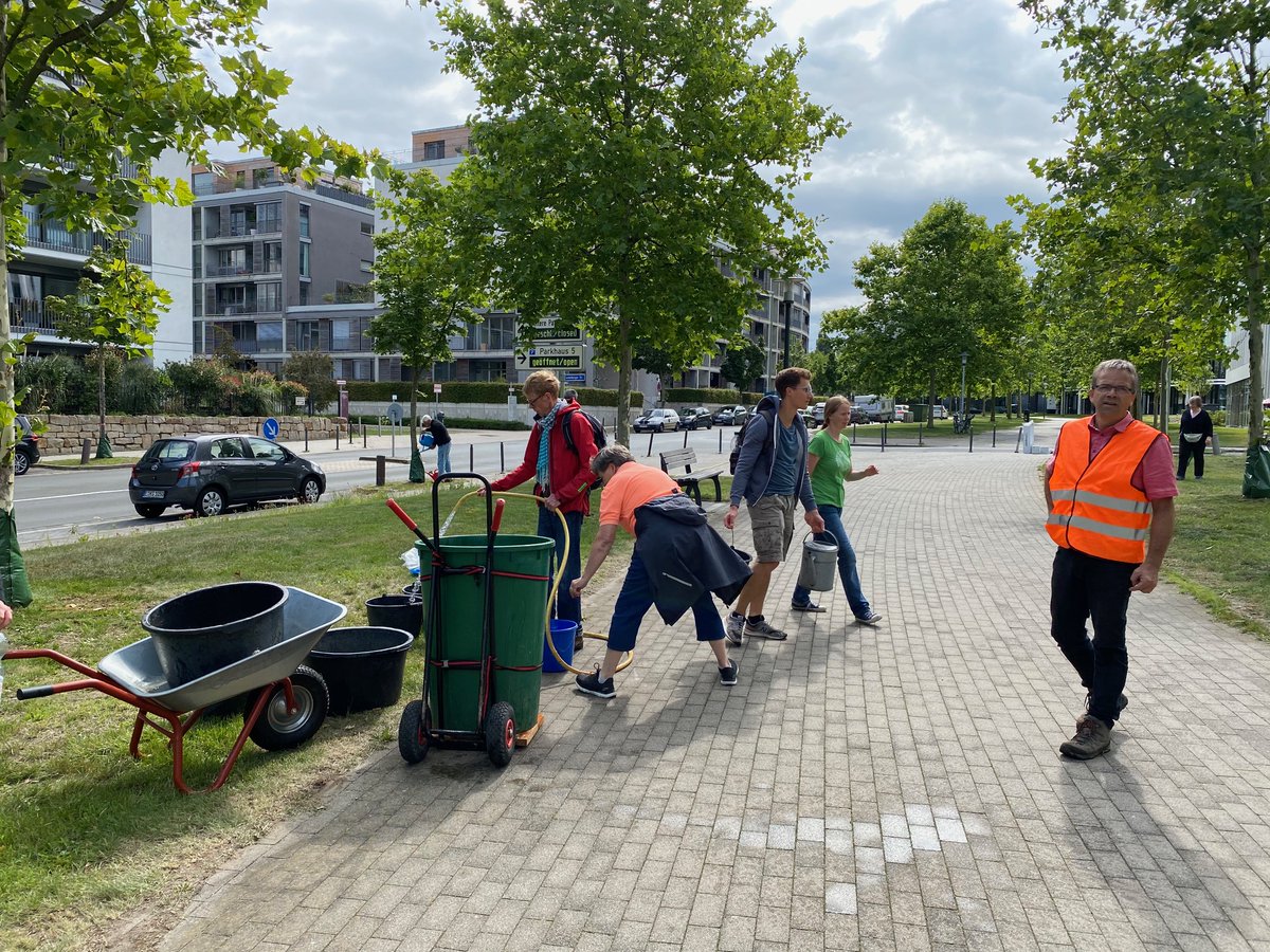 ehrenamtessen's tweet photo. +++ Danke an alle #Engagierten, die am Samstag mitangepackt haben! Wir konnten über 100 #Bäume mit ca. 11.000 Litern Wasser versorgen 🌳🙂 Die Rüttenscheider #Stadtbäume danken es Euch!
#ehrenamtagenturessen #rüttenscheid #parentsforfuture #runderumwelttisch #essenpacktan https://t.co/nwt61By8h6