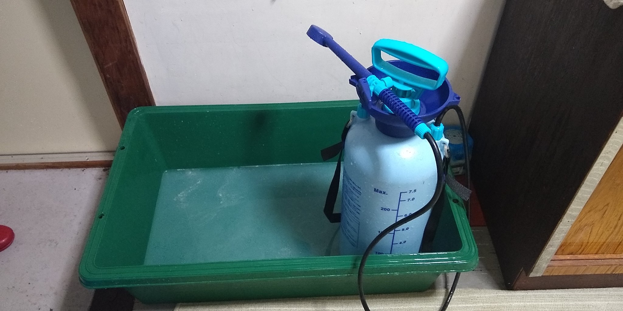 Kei 季節労働者 Al Twitter 簡易シャワーを設置した シャワー付きポンプとセメントを作る容器だけの粗末なものだがなんとか体を洗うことができる 自作シャワー ボロアパート T Co Igebnzytxn Twitter