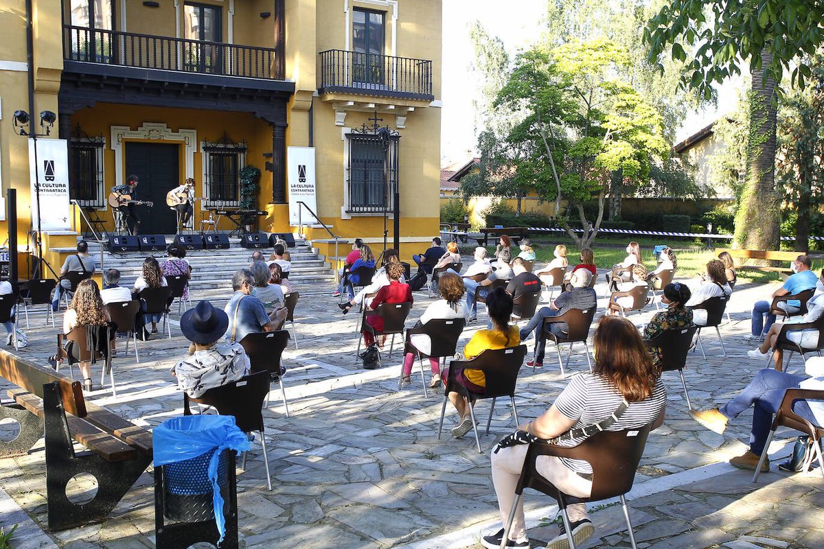 radiografico's tweet photo. Visita de los reyes a Torrelavega / Concierto en Torrelavega (Cantabria)

Sigo sin comprender muchas cosas. #CulturaSegura https://t.co/B6UTHycAXa