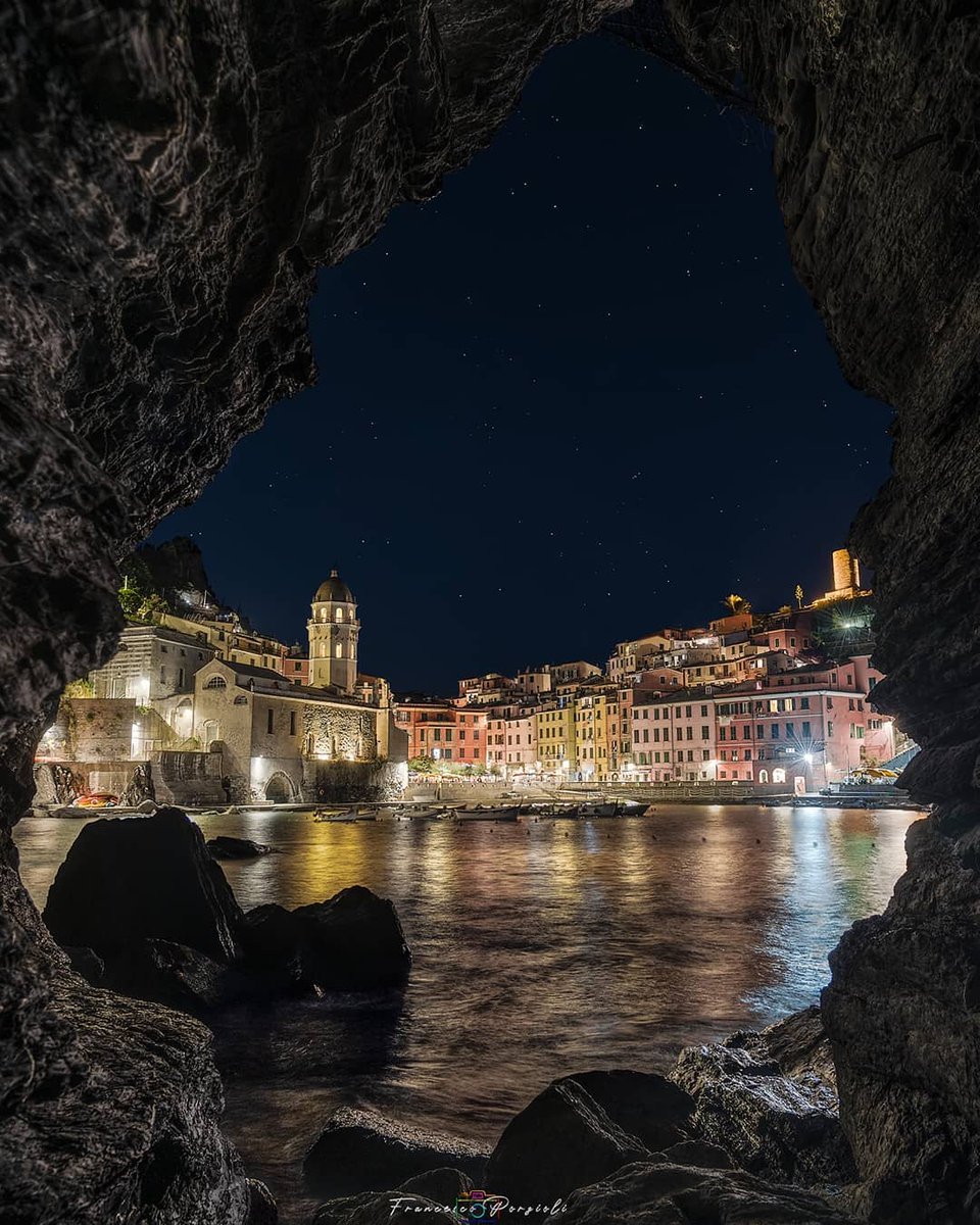 lamialiguria's tweet photo. Dobbiamo sempre guardare le cose da angolazioni diverse. E il mondo appare diverso.
(Robin Williams 🎬 L’attimo fuggente)

E con una nuova prospettiva vogliamo presentarvi #Vernazza in tutto il suo splendore nella notte.🌛

#lamialiguria

📸 via IG porziolifrancesco https://t.co/67S9Chq8SM