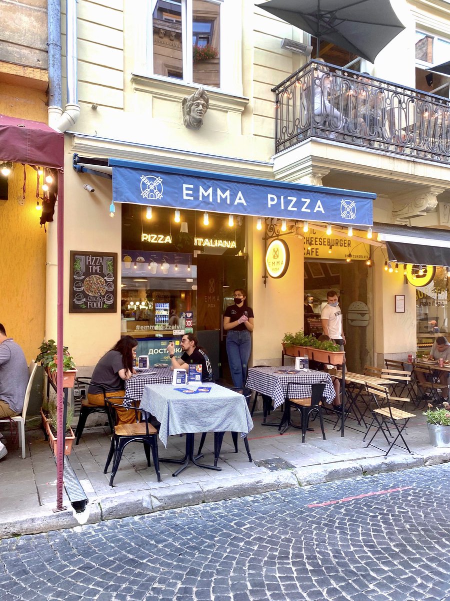 MiniZavod's tweet image. Друк флекс-плівкою на маркізі. 

Тепер тераса Emma Pizza стала ще більш затишнішою 🍕🍷