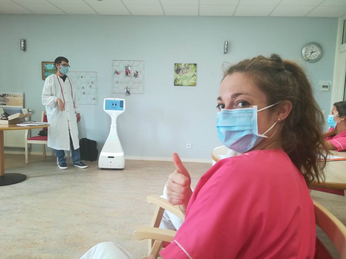 vyv3cvl's tweet photo. La semaine dernière les équipes des EHPAD de la Charmée (36) et Les Prés Fleuris (41) ont fait la rencontre de Cutii, un robot compagnon.
Les sociologues de Usetech'lab porteront une attention toute particulière à l'appropriation de ce robot par les professionnels de santé. https://t.co/4DxaaEzffU