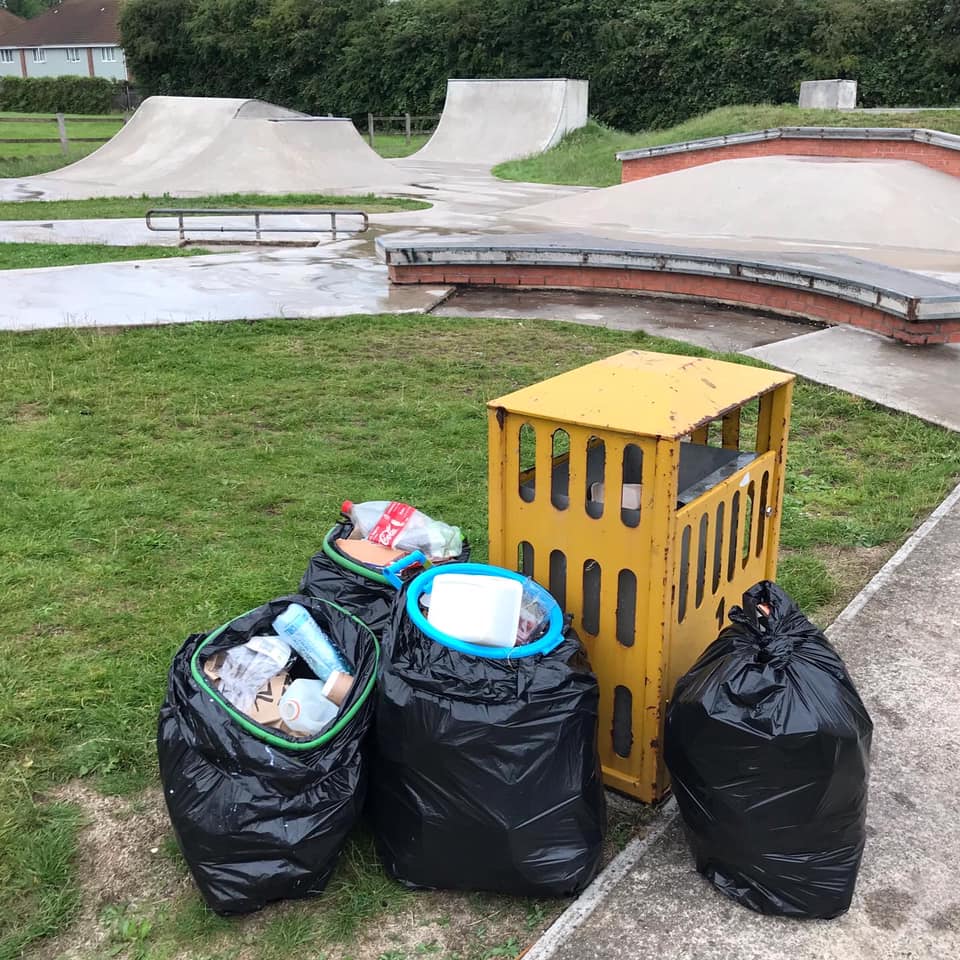 RageRubbish's tweet photo. By doing this, the council should learn of the need for more frequent bin checks and/or increase waste capacity at needed locations. And maybe also let them know of places were bins are needed. https://t.co/x4x1gRaXtU