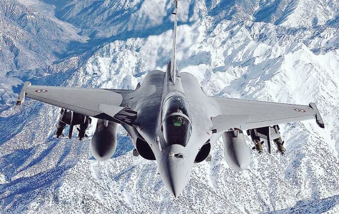Ps1412629593's tweet photo. Birds flying back to home 
Proud moment
Live long and hunt around
More blessings
#RafaleInIndia #Rafale 
#SU30mki https://t.co/vJxWvsaUJJ