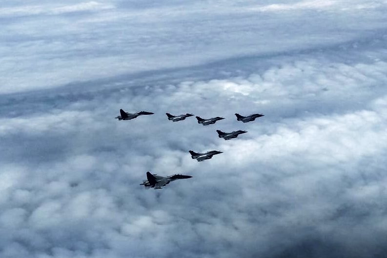 Ps1412629593's tweet photo. Birds flying back to home 
Proud moment
Live long and hunt around
More blessings
#RafaleInIndia #Rafale 
#SU30mki https://t.co/vJxWvsaUJJ