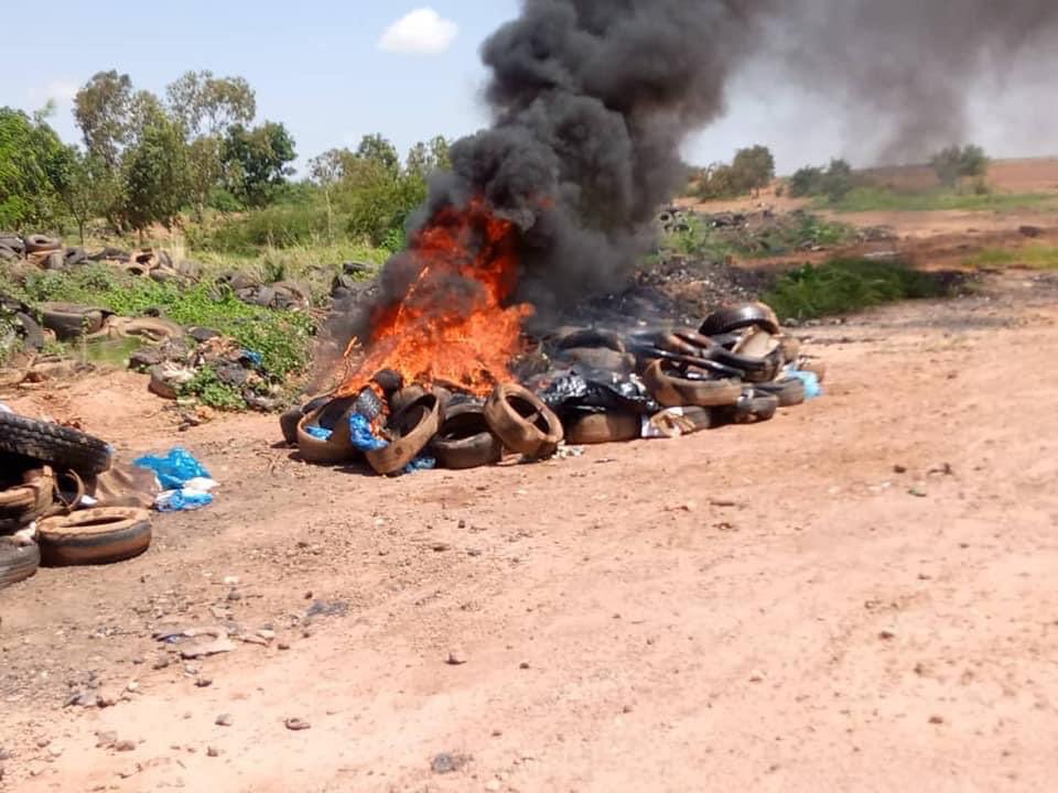greenafricabf's tweet photo. Il est inacceptable, pendant que le monde se mobilise contre la #pollution  que le ministère des #ressourcesanimales du #Burkina s'adonne à de telles pratiques à ciel ouvert ! Incinérer en plein air des poulets avariés au su et au vu du  ministère de l’#environnement ?Pitié 🤬 https://t.co/ilJRClWYHq