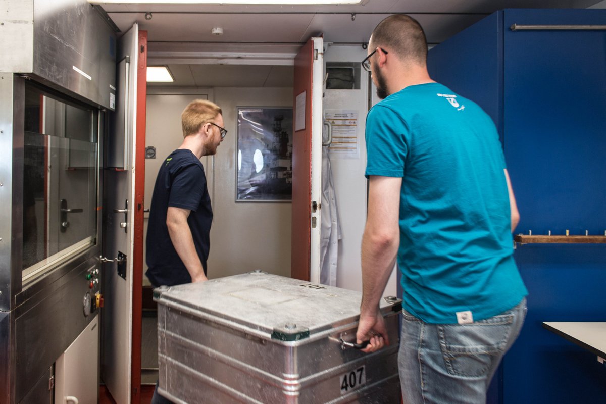 Meteor_M164's tweet photo. Am Freitag werden wir in Emden ankommen und #FSMeteor verlassen. Daher leeren und säubern wir alle Labore. Alles, was wir mitgebracht haben, verstauen wir nun wieder in den Containern.

📷️A. Hunkemöller

#M164 #aufSee #Meeresforschung #Forschungsreise #Ozeanographie https://t.co/VfbwRQkEo3