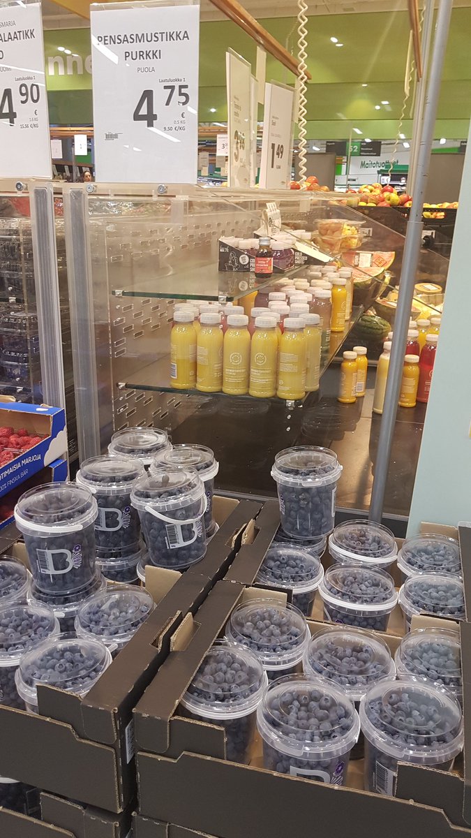 MinnaFagerlund's tweet photo. Tell me why? #metsä pullollaan kotimaista #mustikka'a - samaan aikaan kauppias myy #muovi'ssa tuontimarjoja. #kotimainen #valinta #vastuullisuus https://t.co/52et5QCx2j