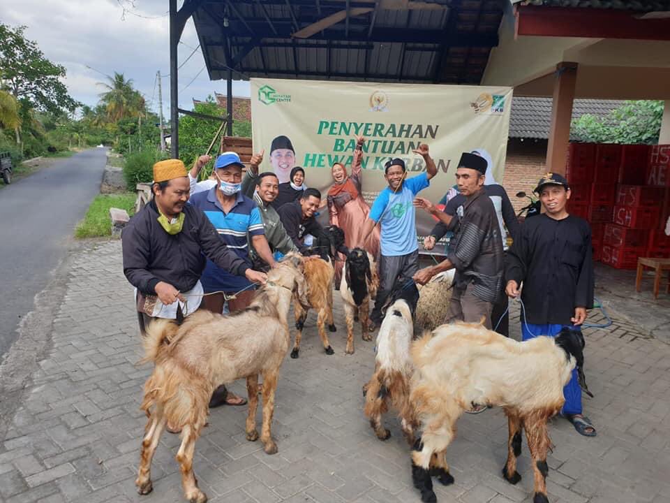 Done.... simbolis penyerahan hewan kurban 32 Kambing dan 1 Sapi. Bismillah semoga berkah.

Foto asli natural, wedi disrudug wedus 😜😜🤣🤣🤣🤣.

#HarlahPKB22 #nduknikpeduli #nihayatulwafiroh