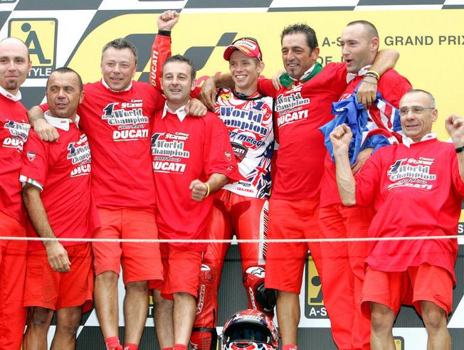 ricardorive1963's tweet photo. Miércoles #KLANDESMO @29Wonder @titovelez7 @F40Rosso @LauryCasal Corazones 💕 está imagen viene gracias a @DESMO_adicto con su Egun de hoy. #ForzaDucati 🇮🇹
https://t.co/P0j9UmvgPg https://t.co/4BLx40bbBo