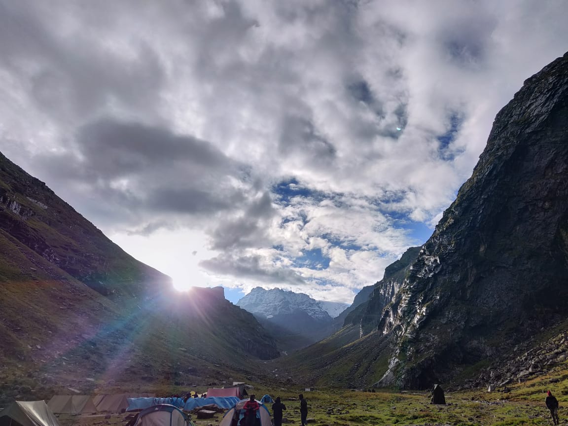 AdventurEscape_'s tweet photo. Hampta Pass is a high altitude trek near Manali. This trek is a crossover trek from Kullu valley in Manali crossing over Hampta Pass @ 14000 feet to the barren deserts of Spiti valley. This is a 5-day trek from Manali with an excursion to Chandratal lake. https://t.co/IZFGw4DD2F