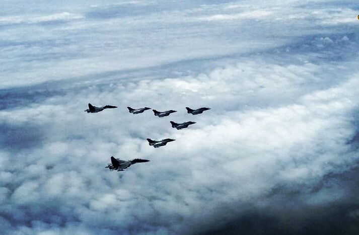 iamidealsingh's tweet photo. You think sunset is beautiful, think again 🇮🇳
#RafaleInIndia #IAF https://t.co/UjMatlUd1I