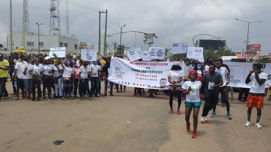 mediateam4ggo's tweet photo. Youths take a walk of solidarity in benin city to assure @GovernorObaseki that they want him for a second term and will vote for him come September 19th.

#Obaseki4Edo2020
#ForwardEverBackwardNever
#LetsGOFurtherTogether
#BeliversOfObaseki https://t.co/eHvbDuWKIG