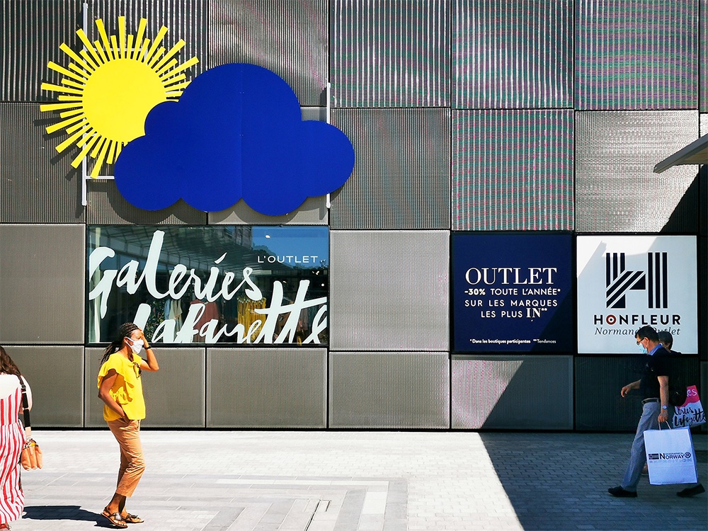 [Design by <a href="/BRIORETAIL/">BRIO ★ Retail Design</a>] Less is more. La signalétique est efficace et totalement intégrée à l’architecture de ce site d’exception, mise en valeur par un habillage graphique agile et ludique qui confirme qu’à <a href="/HonfleurOutlet/">Honfleur Normandy Outlet</a> le soleil est toujours de la partie ! avec <a href="/Advantail/">Advantail</a>